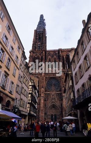 FRANCE, ALSACE, STRASBOURG, SCÈNE DE RUE, CATHÉDRALE NOTRE DAME Banque D'Images