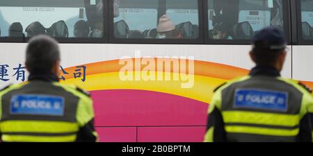 Hong Kong, Chine. 20 février 2020. Les passagers de la région administrative spéciale chinoise de Hong Kong (HKSAR) sont vus dans un bus spécialement organisé pour un centre de quarantaine dans les nouveaux territoires après leur arrivée à l'aéroport international de Hong Kong à Hong Kong, en Chine méridionale, le 20 février 2020. Le premier vol affrété organisé par le gouvernement HKSAR est arrivé jeudi matin à Hong Kong, ce qui a fait repartir le Japon de 106 résidents de Hong Kong bloqués sur le nouveau navire de croisière Diamond Princess, infligé par des coronavirus. Crédit: Xinhua/Alay Live News Banque D'Images