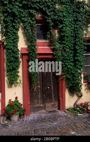 FRANCE, ALSACE, STRASBOURG, VIEILLE VILLE, COUR, PORTE AVEC VIGNES Banque D'Images