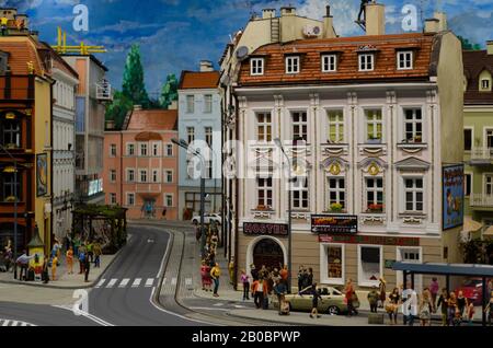 Wroclaw, Pologne - 29 novembre 2019: Exposition de trains-modèles, miniature de villes à Kolejkowo. Banque D'Images