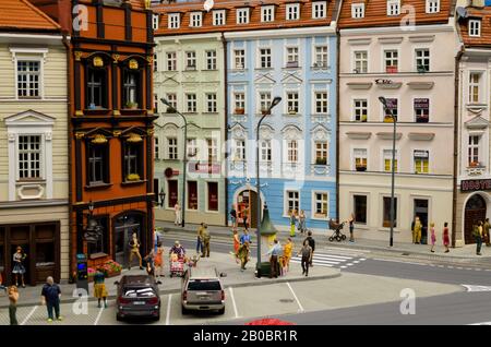Wroclaw, Pologne - 29 novembre 2019: Exposition de trains-modèles, miniature de villes à Kolejkowo. Banque D'Images