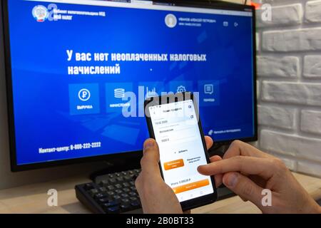 Anapa, Russie - 19 février 2020: L'auto-emploi en Russie. Les travailleurs indépendants enregistrent une nouvelle vente dans l'application mobile Mon impôt Banque D'Images