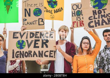 Groupe de manifestants sur la route, jeunes de différentes cultures et de lutte contre la race pour le changement climatique - le réchauffement climatique et le concept d'environnement - Focus Banque D'Images