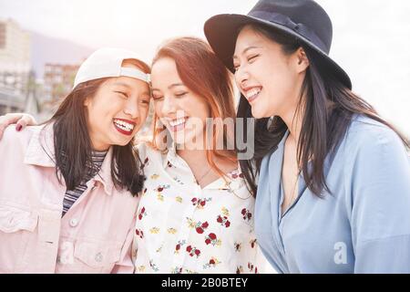 Des amis asiatiques pour femmes qui s'amusent en plein air dans une journée ensoleillée - De Joyeuses filles à la mode riant ensemble - génération millénaire, collage, amitié et diviseur Banque D'Images