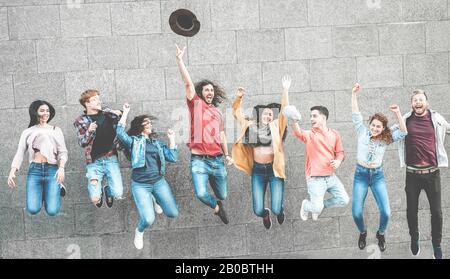 Joyeux millénaires amis sautant en plein air pour célébrer - les jeunes s'amuser ensemble riant et souriant - jeunes, vie de ville, équipe, multi Banque D'Images