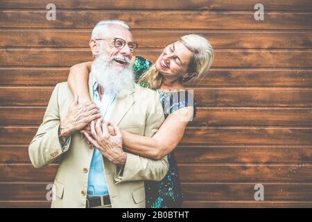 Heureux couple senior ayant plaisir en plein air - personnes d'âge mûr riant et ayant des moments d'appel d'offres - Amour, mode et joyeux vieux concept actif de style de vie Banque D'Images