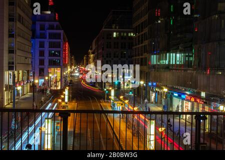 Berlin, Allemagne - 25 août 2019 - vue sur Friedrichstrasse à Berlin la nuit Banque D'Images