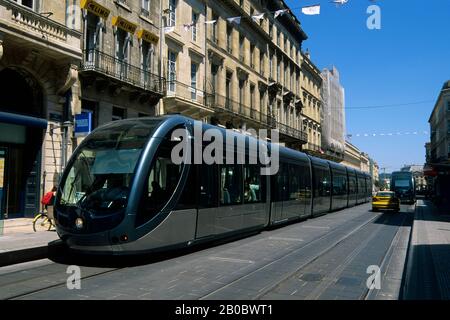 FRANCE, BORDEAUX, SCÈNE DE RUE, TRAM Banque D'Images