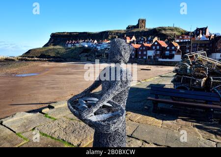 Une sculpture whitby fisherlass, un hommage aux familles de pêcheurs des villes, Tate Hill Pier, Whitby, North Yorkshire, Angleterre, Royaume-Uni Banque D'Images