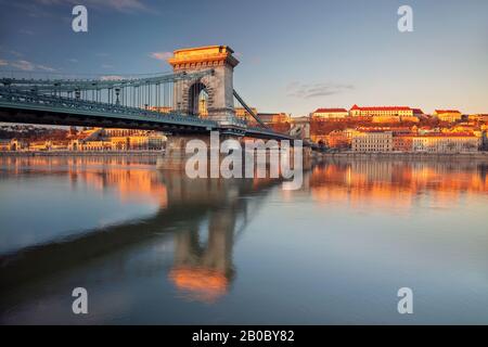 Budapest, Hongrie. Vue panoramique sur les gratte-ciel de Budapest avec le bâtiment du pont de la chaîne Szechenyi pendant le magnifique lever du soleil d'hiver. Banque D'Images