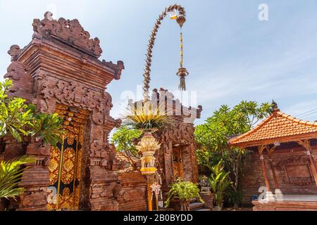 Pôle Penjor près du temple hindou balinais, célébration de Galungan. Canggu, Île De Bali, Indonésie. Banque D'Images