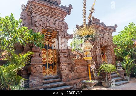 Pôle Penjor près du temple hindou balinais, célébration de Galungan. Canggu, Île De Bali, Indonésie. Banque D'Images