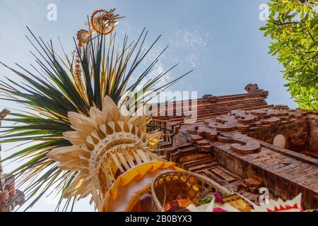 Pôle Penjor près du temple hindou balinais, célébration de Galungan. Canggu, Île De Bali, Indonésie. Banque D'Images