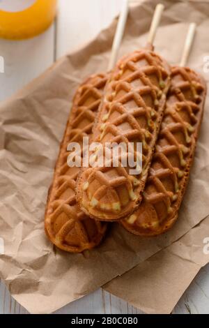 Chiens de maïs sur papier kraft. Cuisine de rue fraîchement préparée Banque D'Images