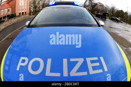 19 février 2020, Schleswig-Holstein, Kiel: Une voiture de patrouille de la police est garée à Kiel avec le feu bleu allumé. Photo: Carsten Rehder/Dpa Banque D'Images