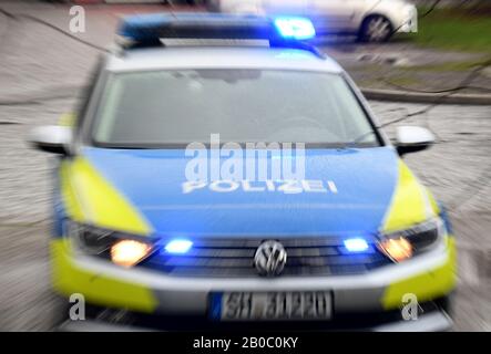 19 février 2020, Schleswig-Holstein, Kiel: Une voiture de patrouille de la police est garée à Kiel avec le feu bleu allumé. Photo: Carsten Rehder/Dpa Banque D'Images