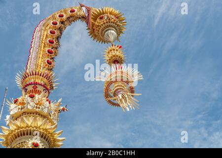 Penjor - Poteaux de bambou en chaume de rue pour la célébration de Galungan de l'hindou balinais. Île De Bali, Indonésie. Banque D'Images