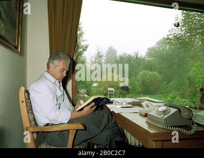 01 janvier 1990, Berlin, Potsdam: Brandenburg/SPD/6.10.1990 Manfred Stolpe dans sa maison de Potsdam. Petit déjeuner et lecture de la Bible et des fichiers avant le travail. Photo : Paul Glaser/dpa-Zentralbild/ZB Banque D'Images