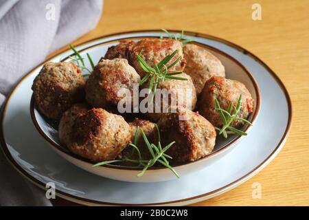 Boulettes de viande rôties , délicieuses côtelettes de viande sur table en bois Banque D'Images