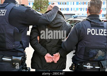 19 février 2020, Schleswig-Holstein, Kiel: Scène mise en scène d'une arrestation par la police à Kiel. Photo: Carsten Rehder/Dpa Banque D'Images