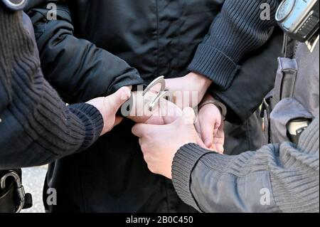 19 février 2020, Schleswig-Holstein, Kiel: Scène mise en scène d'une arrestation par la police à Kiel. Photo: Carsten Rehder/Dpa Banque D'Images