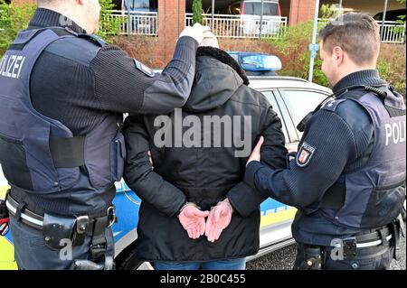 19 février 2020, Schleswig-Holstein, Kiel: Scène mise en scène d'une arrestation par la police à Kiel. Photo: Carsten Rehder/Dpa Banque D'Images