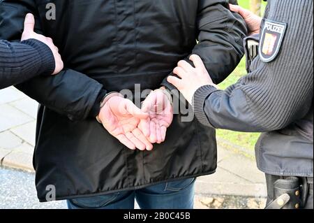 19 février 2020, Schleswig-Holstein, Kiel: Scène mise en scène d'une arrestation par la police à Kiel. Photo: Carsten Rehder/Dpa Banque D'Images