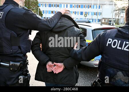 19 février 2020, Schleswig-Holstein, Kiel: Scène mise en scène d'une arrestation par la police à Kiel. Photo: Carsten Rehder/Dpa Banque D'Images