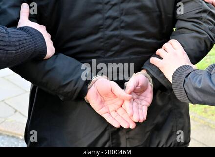 19 février 2020, Schleswig-Holstein, Kiel: Scène mise en scène d'une arrestation par la police à Kiel. Photo: Carsten Rehder/Dpa Banque D'Images