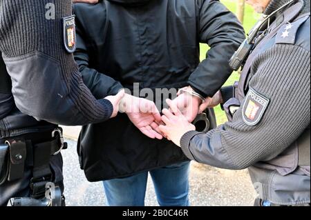 19 février 2020, Schleswig-Holstein, Kiel: Scène mise en scène d'une arrestation par la police à Kiel. Photo: Carsten Rehder/Dpa Banque D'Images