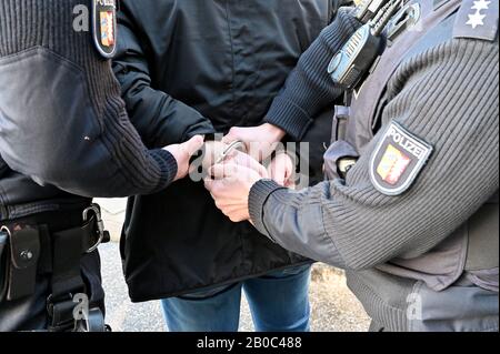 19 février 2020, Schleswig-Holstein, Kiel: Scène mise en scène d'une arrestation par la police à Kiel. Photo: Carsten Rehder/Dpa Banque D'Images