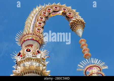 Penjor - Poteaux de bambou en chaume de rue pour la célébration de Galungan de l'hindou balinais. Île De Bali, Indonésie. Banque D'Images