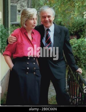 01 Janvier 1990, Berlin, Potsdam: Couple marié Ingrid et Manfred Stolpe devant leur maison Potsdam. Photo : Paul Glaser/dpa-Zentralbild/ZB Banque D'Images