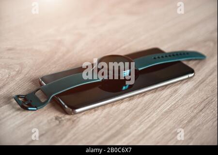 La montre électronique est chargée à partir du téléphone. Charge sans fil. Nouvelle technologie Banque D'Images