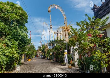 Penjor - Poteaux de bambou en chaume de rue pour la célébration de Galungan de l'hindou balinais. Île De Bali, Indonésie. Banque D'Images