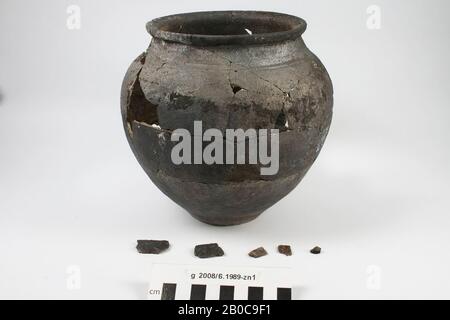 Pot de cuisine en faïence à parois rugueuses, Stuart 201 A. Collage, trous dans le mur, copeaux du bord, éclats lâches, pot, poterie, h: 17,9 cm, diam: 17,8 cm, roman 15-30 AD, Pays-Bas, Hollande-du-Nord, Velsen, Velsen, Velsen I Banque D'Images