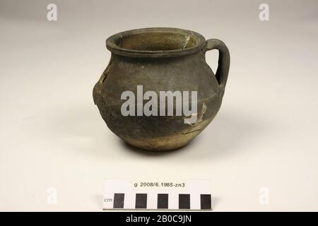 Pot de cuisine en faïence noire à parois rugueuses avec 1 oreille double, Stuart 213a. Collage, 3 trous dans l'abdomen, dépôts à l'intérieur et à l'extérieur., Pot, poterie, h: 12,5 cm, diam.: 14,4 cm, br: 15,5 cm, roman 15-30 AD, Pays-Bas, Hollande-Nord, Velsen, Velsen, Velsen I Banque D'Images