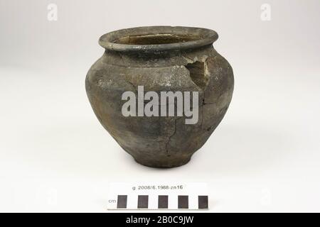 Pot de cuisine en faïence noire à parois rugueuses, Stuart 201 A. Collage, écart à l'épaule, copeaux du bord, attaque à l'intérieur et à l'extérieur., pot de cuisine, faïence, h: 15,5 cm, diam.: 16,8 cm, roman 15-30 AD, Pays-Bas, Nord-Holland, Velsen, Velsen, Velsen I Banque D'Images
