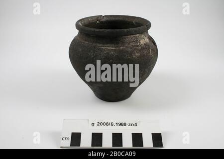 Pot de cuisine en faïence noire à parois rugueuses, Stuart 201 A. Collage, petite lacuna dans l'épaule, copeaux du bord, pot, poterie, h: 10.5 cm, diam: 11.4 cm, poids: 0.255 kg, roman 15-30 AD, Pays-Bas, Hollande-du-Nord, Velsen, Velsen, Velsen I Banque D'Images