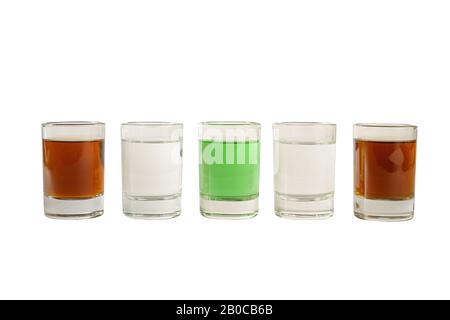 Transparent multicolore des cocktails, une série de clichés dans une rangée, 5 portions. Vue de côté arrière-plan blanc isolé. Verre pour le menu restaurant, bar, Banque D'Images