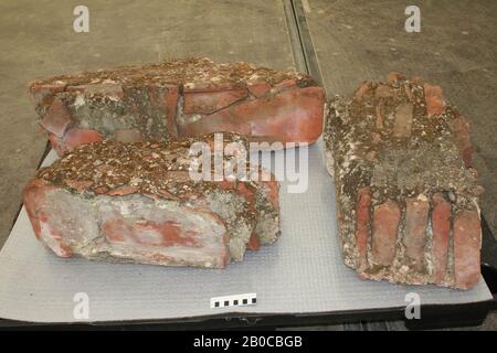 Fragments de tegulae romaine (tuiles de toit) avec mortier entre, fragment de mur. Le mortier s'effrite, mousse et barnacles sur la surface., fragment de bâtiment, poterie, brique, mortier de chaux, 58 x 34 x 25 cm (b), 169 kg (a-c ensemble), romain, inconnu, inconnu, inconnu, inconnu, inconnu, inconnu Banque D'Images