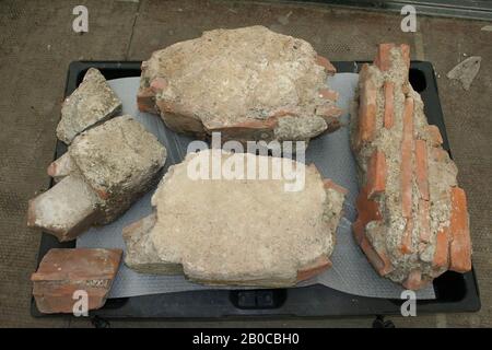 Fragments de tegulae romaine (tuiles de toit) avec mortier entre, fragment de mur, fragment de bâtiment, faïence, brique, mortier de chaux, 68 x 28 x 21 cm, roman, Pays-Bas, Zélande, Noord-Beveland, Colijnsplaat ?, Oosterschelde Banque D'Images