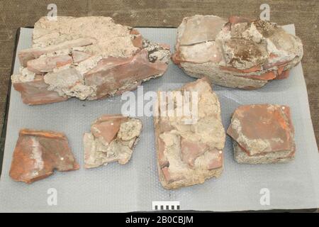 Fragments de tegulae romaine (tuiles de toit) avec mortier entre, fragment de mur, fragment de bâtiment, faïence, brique, mortier de chaux, 58 x 33 x 24 cm (A), 112 kg (af ensemble), Pays-Bas, Zélande, Nord Beveland, Colijnsplaat ?, Oosterschelde Banque D'Images