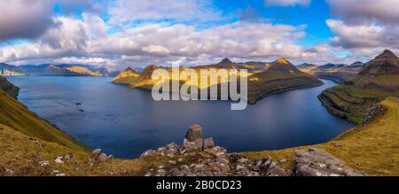 Panorama des fjords près du village de Funningur dans les îles Féroé, Danemark Banque D'Images