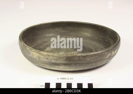 Plat de terre cuite nigra, avec timbre, soucoupe, faïence, terre cuite nigra, h: 5 cm, diam: 24 cm, romain, Pays-Bas, Gueldre, Nimègue, Nimègue Banque D'Images