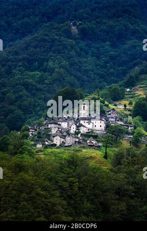 Ancien village de Corippo situé près de Lavertzzo dans le canton du Tessin, Suisse Banque D'Images