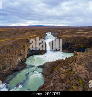 Vue aérienne des chutes d'Aldeyjarfoss dans le nord de l'Islande Banque D'Images