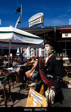 ALLEMAGNE, SCHLESWIG-HOLSTEIN, MER DU NORD, ÎLES FRISONNES DU NORD, ILE DE SYLT, LISTE, WARF, STATUE DE PIRATE AU RESTAURANT Banque D'Images