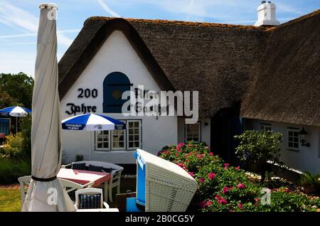 ALLEMAGNE, SCHLESWIG-HOLSTEIN, MER DU NORD, ÎLES FRISONNES DU NORD, ILE DE SYLT, LISTE, ANCIENNE MAISON COUVERTE DE ROSEAU, ALTE GASTHOF Banque D'Images