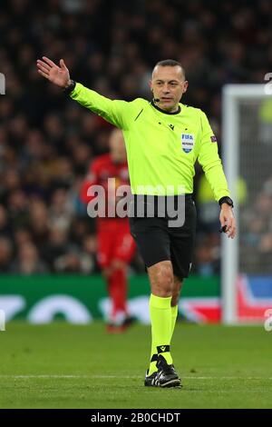 Arbitre Cuneyt Cakir lors du match de la Ligue des Champions de l'UEFA entre Tottenham Hotspur et RB Leipzig, au stade Tottenham Hotspur, Londres, Angleterre. 19 Février 2020 (Mitchell Gunn/Espa-Images) Banque D'Images